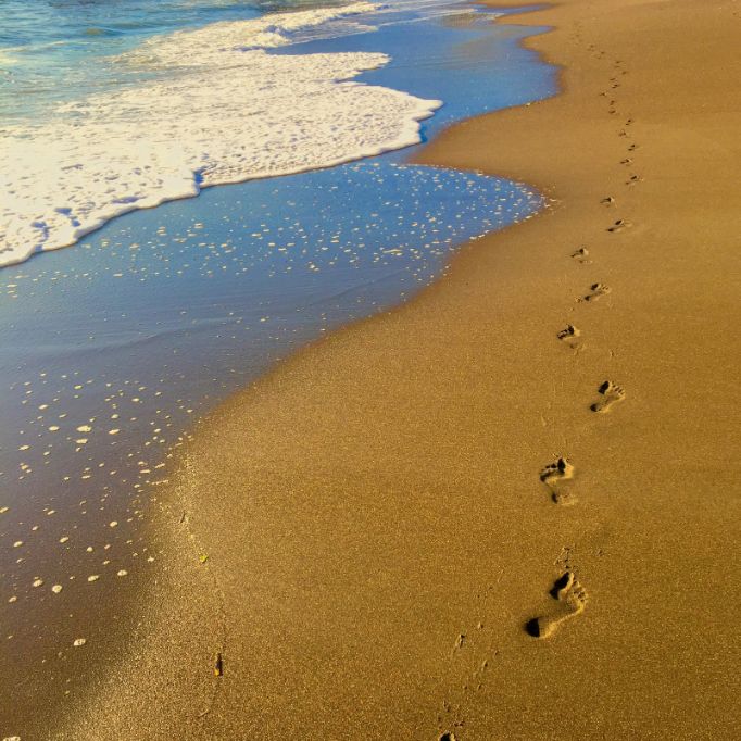 voetstappen strand rust